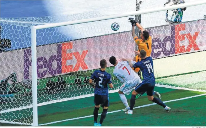  ?? JULIO MUÑOZ / EFE ?? El guardameta eslovaco no acierta a despejar el balón tras el disparo al larguero de Sarabia y éste se convierte en el primer gol para España.