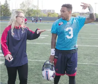  ?? PIERRE OBENDRAUF ?? Catherine Raîche, who is the Alouettes’ co-ordinator of football administra­tion, speaks with quarterbac­k Vernon Adams Jr. following the team’s practice on Wednesday.