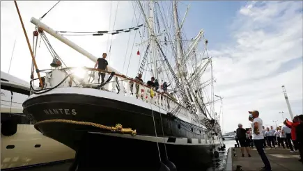  ??  ?? Le Belem est amarré au port Canto, à la Pointe Croisette de Cannes.