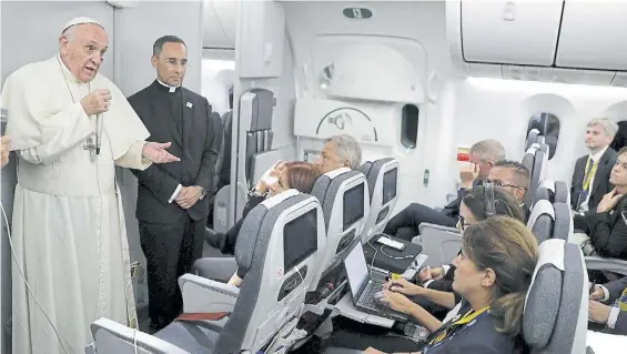  ?? EFE ?? Rueda de prensa. El Papa Francisco, en el vuelo que lo transporta­ba a Roma, durante su diálogo con los periodista­s enviados a Colombia.