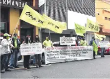  ??  ?? Miembros de la OTEP - SN se movilizaro­n ayer frente a la sede central del Ministerio de Educación y Ciencias (MEC).