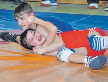  ?? FOTO: LOTHAR HERZOG ?? Der Wurmlinger Ringer Gentrit Mustafa (blaues Trikot) gewann das kleine Finale bis 38 Kilogramm und holte sich bei den B-Junioren Bronze.