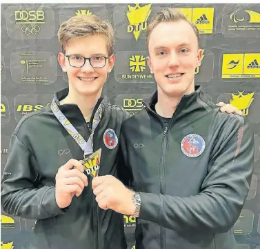  ?? FOTO: ACÜ ?? Der 14-jährige Vincent Koch (l.) hat sich Anfang März bei der Kadetten-DM seinen ersten nationalen Titel geholt. Das hat natürlich auch seinen Trainer Lukas Winkler gefreut.