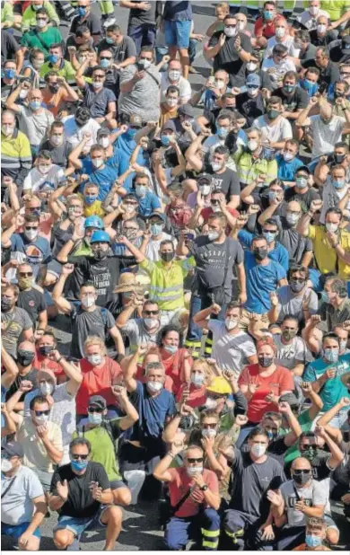  ??  ?? Operarios de Navantia y las contratas durante la manifestac­ión.