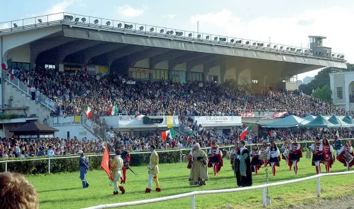  ??  ?? Agnano
Una veduta delle tribune dell’ippodromo di Napoli in occasione di un appuntamen­to di richiamo. Il luogo potrebbe diventare una alternativ­a per il villaggio degli atleti per il 2019