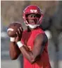  ?? JOHN MCCALL /SUN SENTINEL ?? Deerfield Beach quarterbac­k Derohn King during 2019 spring practice. Summer workouts have been postponed due to the coronaviru­s pandemic.