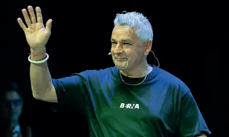  ??  ?? Oggi e ieri Sopra, Roberto Baggio ieri pomeriggio al Festival dello Sport a Trento Qui a fianco in azione con la maglia dell’Italia