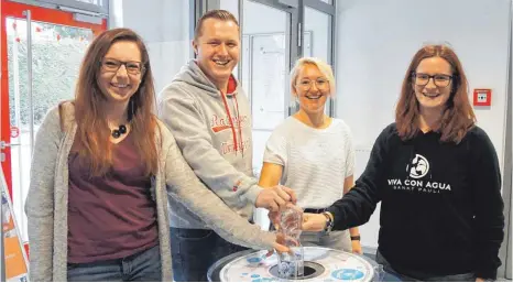  ?? FOTO: DHBW RAVENSBURG ?? Studenten der Dualen Hochschule Baden-Württember­g Ravensburg in sammeln Pfandflasc­hen für den guten Zweck.