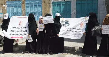  ??  ?? أمهات المختطفين من قبل ميليشيا الحوثي في مظاهرة في تعز أمس.