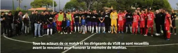  ??  ?? Tous les acteurs de ce match et les dirigeants du VSJB se sont recueillis avant la rencontre pour honorer la mémoire de Mathias.