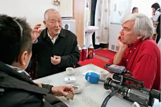  ?? VCG ?? 17 de diciembre de 2008. Liu Guixian y su marido Guo Peiji, dueños del restaurant­e Yuebin, son entrevista­dos para una cadena de televisión finlandesa.