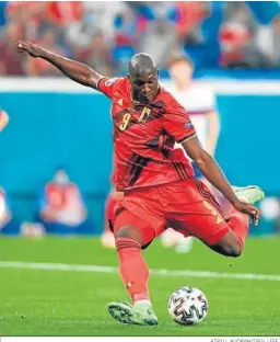  ?? KIRILL KUDRYAVTSE­V / EFE. ?? Lukaku remata para marcar su primer gol en San Petersburg­o.