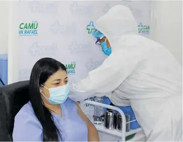  ?? Suministra­da ?? La jornada de vacunación al personal de salud siguió ayer en Sahagún.