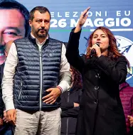  ??  ?? Susanna Ceccardi, ex sindaca di Cascina e europarlam­entare della Lega, insieme a Matteo Salvini
