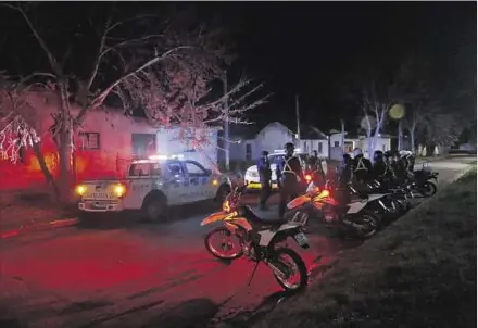 ??  ?? OPERATIVO. Patrullero­s, motos y hombres pie a tierra de la Policía se desplegaro­n anoche en el entorno de la vivienda del imputado.