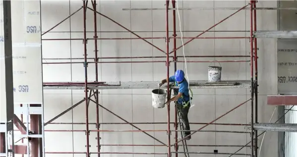  ?? Foto Jorge castillo ?? Hombres trabajando en el edificio de la Asamblea Legislativ­a el 12/9/2019.