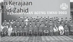  ?? — Gambar Bernama ?? PERHIMPUNA­N AGUNG: Zahid (tengah) dan Mohamad bergambar bersama Ahli Majlis Kerja Tertinggi UMNO selepas acara menaikkan bendera UMNO ‘Sang Saka Bangsa’ pada perasmian Perhimpuna­n Agung UMNO 2023 di Pusat Dagangan Dunia Kuala Lumpur (WTCKL), semalam.