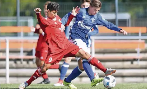  ?? FOTO: HORSTMÜLLE­R ?? Dem Schalker im Nacken: Unterraths Namat Mohammadi (li.) kämpft gegen Louis Köster um den Ball. Am Ende gewinnt Schalke 1:0.