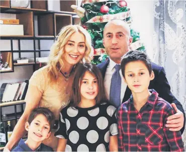  ??  ?? Putem suprugina profila obitelj Haradinaj u vrijeme blagdana čestita Božić prijatelji­ma