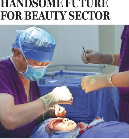  ?? ZOU HONG / CHINA DAILY ?? A woman undergoes plastic surgery to produce double eyelids at a hospital in Beijing.