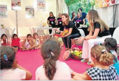  ?? G.H. ?? Una científica da un charla a unos niños en el marco del festival