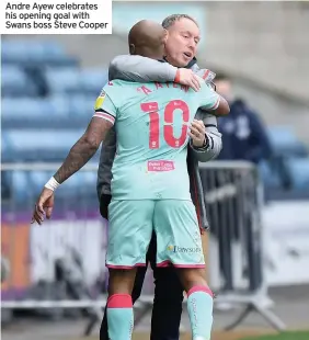  ??  ?? Andre Ayew celebrates his opening goal with Swans boss Steve Cooper