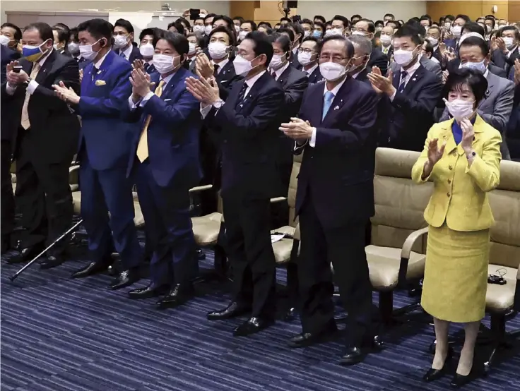  ?? The Yomiuri Shimbun ?? Members of the Diet stand up and applaud following Ukrainian President Volodymyr Zelenskyy’s online address on March 23.