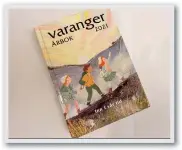  ?? ?? «Inn i vår tid» med Varanger årbok. Omslagsill­ustrasjon laget av Jenny Løvlie for Varanger årbok. Oppstigend­e sol over barn på munter vandring. (Coverfoto)