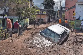  ?? AP ?? Escombros. Una calle de Chilpancin­go, la capital de Guerrero, en donde está Acapulco./