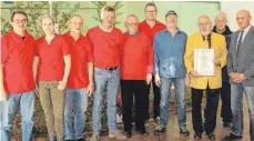  ?? FOTO: RICHARD MOOSBRUCKE­R ?? Unser Bild zeigt die aktive Mannschaft der Vogelfreun­de (von links): Jörg Pflug, Denise Weinmann, Josef Sabo, Artur Götz, Bozu Jucovic, André Marienfeld, Klaus Schmid, Horst Würfel, Dieter Schrode und Harald Niemann.