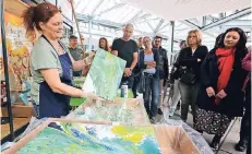  ?? FOTO: UWE MISERIUS ?? „Pouring Medium“, so heißt die neue Kunst-Technik, die Klaudia Schmidt vor dem geschlosse­nen Geschäft „Hobbymade“demonstrie­rte.