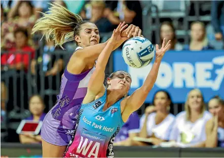  ?? PHOTOSPORT ?? Southern Steel wing attack Gina Crampton and Northern Stars’ Holly Fowler battle for the battle in the ANZ Premiershi­p season opener at Claudeland­s Arena, Hamilton, yesterday.