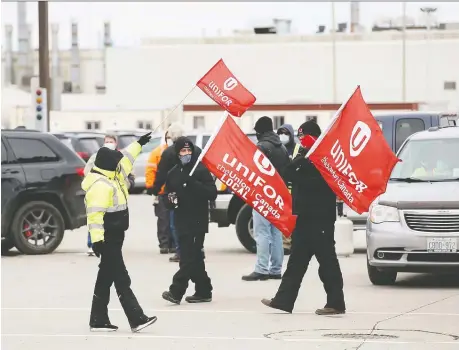  ?? NICK BRANCACCIO ?? Members of Unifor Local 444 on Friday were barricadin­g the FCA'S Windsor Assembly Plant at the Walker Road shipping yard exit.