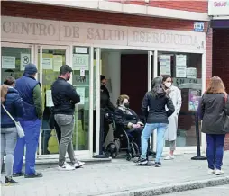  ?? AP ?? Un grupo de gente hace cola en un centro de salud de Madrid