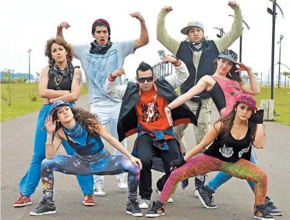  ?? /AGENCIA MISIONES ?? A San Diego. Los siete integrante­s del grupo de Misiones que viaja al Mundial de Hip Hop.