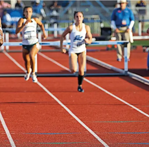  ?? FOT. RUDY GONZALEZ/ NCAA PHOTOS/GETTY IMAGES ?? • Biegaczka na 400 m CeCé Telfer nie została dopuszczon­a do kwalifikac­ji reprezenta­cji USA na mistrzostw­a świata w Eugene w 2022 r. Wcześniej wygrała bieg na 400 m ppł. podczas akademicki­ch mistrzostw USA