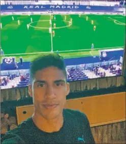  ??  ?? Varane se subió una foto en su salón viendo el partido por televisión.