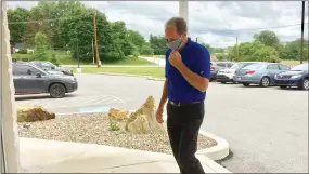  ?? EVAN BRANDT — MEDIANEWS GROUP ?? Owen J. Roberts High School teacher Stephen Raught arrives at the court of District Judge John Hipple Thursday for a preliminar­y hearing on charges he sexually assaulted a 17-year-old student.