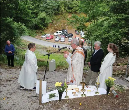  ?? Photos: Sheila Fitzgerald ?? Fr William Winter PP celebratin­g Mass at the Holy Well at Fermoyle, Banteer. The last Mass was said here approximat­ely 300 years ago.