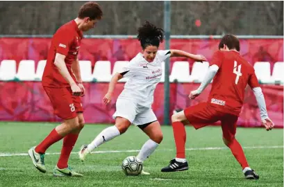  ?? (STANISLAV KRASILNIKO­V/GETTY IMAGES) ?? Honey Thaljieh attribue au football le pouvoir de redonner espoir à son peuple, qui en manque cruellemen­t.