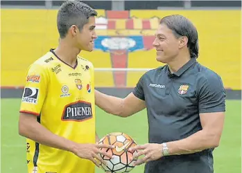  ??  ?? Cuestión de sangre. Gonzalo, su hijo de 20 años, ya debutó en la Primera de Barcelona.