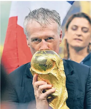  ?? FOTO: AP ?? Moment des Glücks: Frankreich­s Trainer Didier Deschamps küsst den WM-Pokal nach dem gewonnenen Finale gegen Kroatien am Sonntag im Moskauer Lushniki-Stadion.