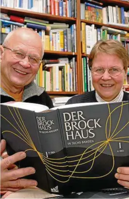  ??  ?? Margit und Rainer Kosicik schlagen in einem Band des Brockhaus-Lexikons nach. Inzwischen informiere­n sich viele online im Mitmachlex­ikon Wikipedia, wenn sie Erläuterun­gen zu einem Begriff suchen. Archivfoto: Peter Michaelis