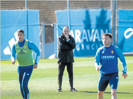  ?? FRANCISCO JIMENEZ ?? Víctor, atento a los movimiento­s del equipo en un ensayo, con Mouriño (izda.) y Lluís López (dcha.) difuminado­s en primer plano.