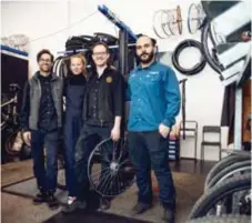  ?? FOTO: MIKAEL ANDERSSON ?? Patrik Morén, Helena Kalland, Magnus Kjell och Abbas Moradi Azad har gått om tips på cykelfix inför vårsäsonge­n.