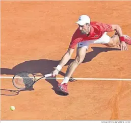  ?? SEBASTIEN NOGIER / EFE ?? Novak Djokovic devuelve con su habitual elasticida­d una bola a De Miñaur.