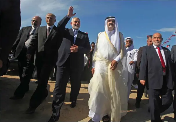  ?? ?? Qatars tidligere emir, Sheikh Hamad bin Khalifa al-Thani, ses under et besøg i det Hamaskontr­ollerede Gaza i 2012. Det var også året, hvor Qatar sagde ja til at begynde at huse terrorgrup­pens politiske top.
Foto: Ali Ali/AP