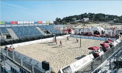  ??  ?? Les grades i el camp de vòlei platja ja s’han instal·lat aquesta setmana a la platja de l’Arrabassad­a