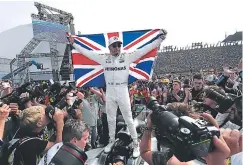  ?? FOTO: AFP ?? El piloto posa para los fotógrafos con la bandera de su país.