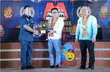  ?? TOKEN. DOLE (PRO-3 PIO) ?? Secretary Silvestre Bello III receives a token of appreciati­on from PRO-3 Director PBGen. Rhodel O. Sermonia during the first anniversar­y celebratio­n of RKAA.